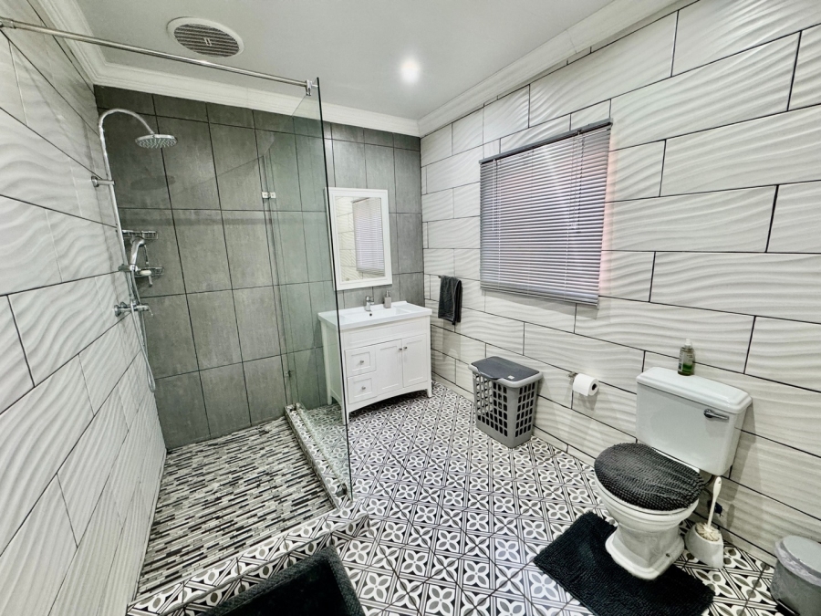 5 Bedroom Property for Sale in Mooivallei Park North West